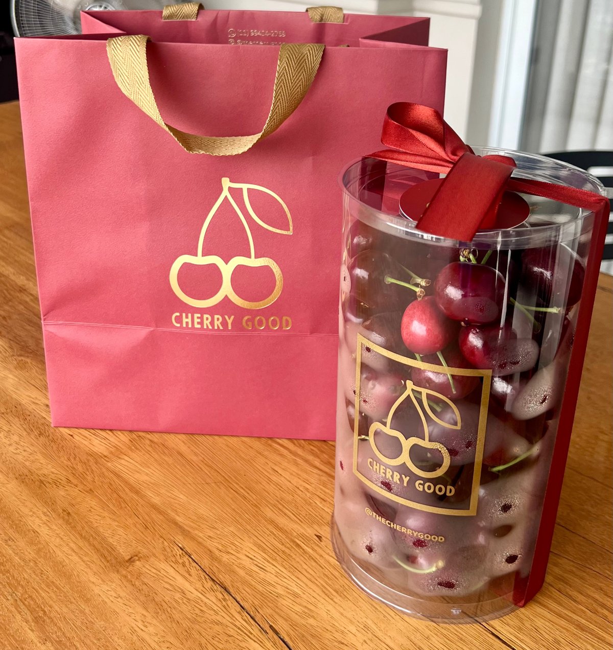 Cherry Gift: tubo transparente com cerejas, laço vermelho e sacola Cherry Good